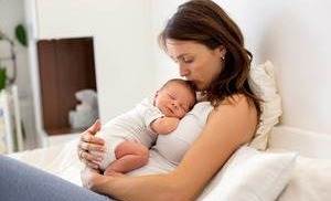 bebeği kucakta taşıma